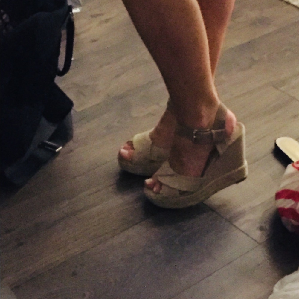 Guess Tan wedges